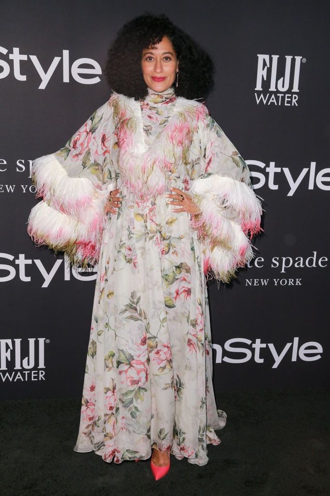 Aktris dan model Tracee Ellis Ross populer dengan gaya bohemian yang ditambah sentuhan unik. Ia bisa tampil girie bergaun ruffle, anggun dengan gaun panjang motif floral dan edgy  mengenakan busana berdetail fringe. Foto: Getty Images