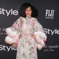 Aktris dan model Tracee Ellis Ross populer dengan gaya bohemian yang ditambah sentuhan unik. Ia bisa tampil girie bergaun ruffle, anggun dengan gaun panjang motif floral dan edgy  mengenakan busana berdetail fringe. Foto: Getty Images