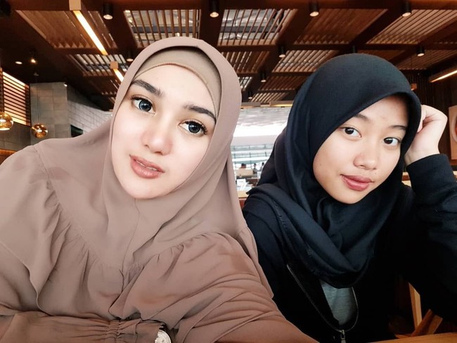 Pelantun lagu Tombo Ati, Opick mempersunting gadis cantik berhijab Bebi Silvana. Pernikahannya cukup menjadi perhatian karena berlangsung beberapa bulan saja dari wafatnya Wulan, istri kedua Opick. Foto: Instagram/Bebisilvana