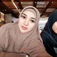 Pelantun lagu Tombo Ati, Opick mempersunting gadis cantik berhijab Bebi Silvana. Pernikahannya cukup menjadi perhatian karena berlangsung beberapa bulan saja dari wafatnya Wulan, istri kedua Opick. Foto: Instagram/Bebisilvana