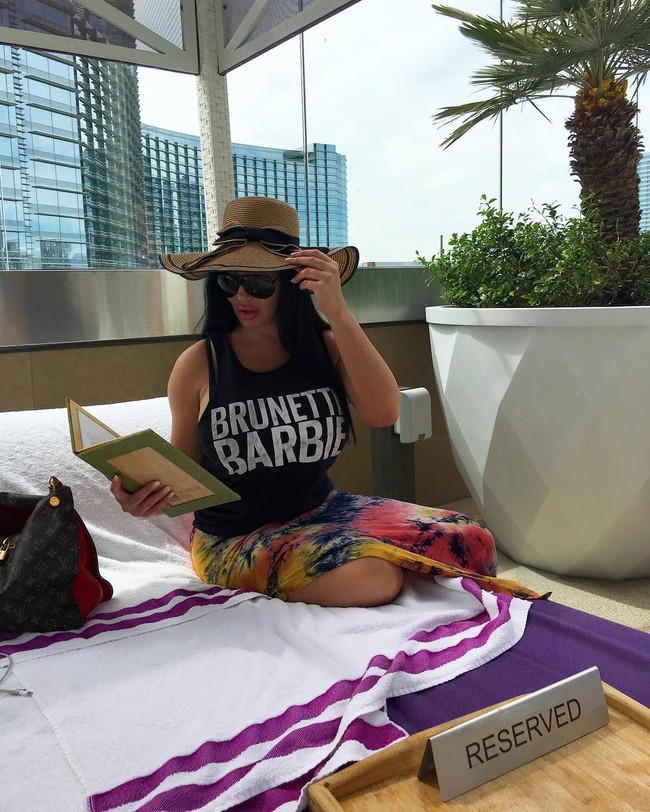 Saya dikenal karena lekuk tubuh saya dan memiliki ukuran bra 36F dengan banyak peningkatan operasi plastik selama rentang karier saya, imbuhnya. Foto: Instagram