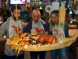 Mau Coba, Seafood Berbumbu Gurih dalam Perahu Seharga Rp 13 Juta?