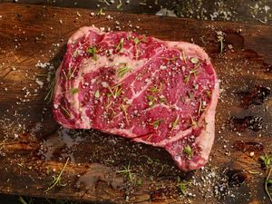 Mau Bikin Roast Beef ala Resto? Ikuti Tips Membumbui dari Chef Stefu ini