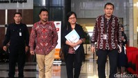 Komisioner Komnas HAM, Sandrayati Moniaga (tengah) dan Choirul Anam (kiri) nampak disambut oleh Wakil Ketua KPK Saut Situmorang.