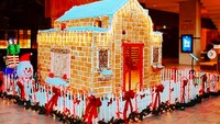 Banyak hotel membuat gingerbread house berukuran besar layaknya rumah biasa. Dekorasi Natal ini dijamin mencuri perhatian pengunjung! Foto: Instagram shailaja_ra0