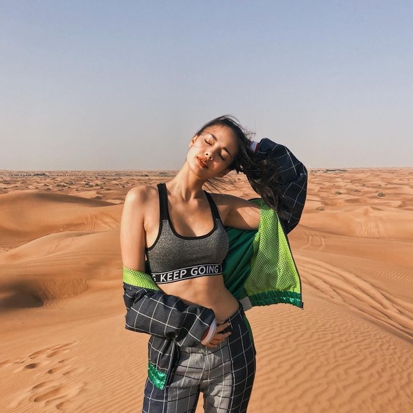 Dia juga traveling. Ini saat dia di Dubai, Arab Saudi.  (meganbata/Instagram)
