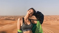 Dia juga traveling. Ini saat dia di Dubai, Arab Saudi.  (meganbata/Instagram)
