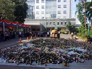 Polda Metro Jaya Musnahkan 8 Ribu Botol Miras