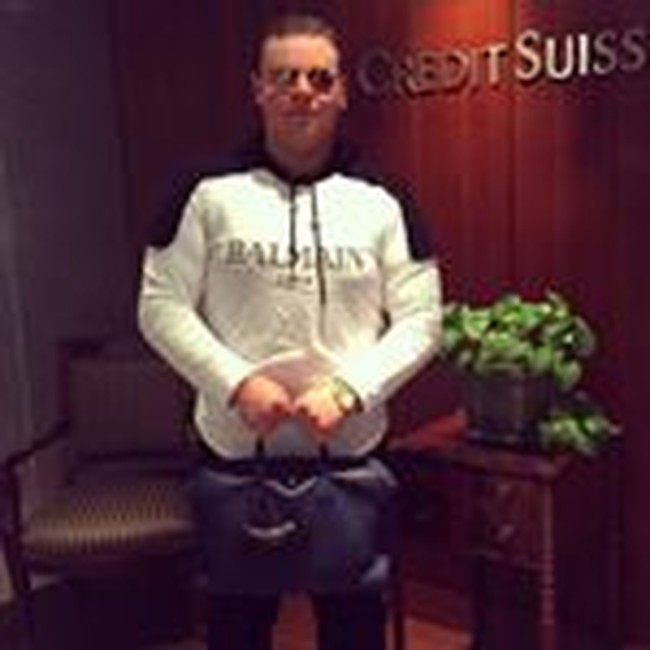 Bagi Zach Haroutunian, uang bisa membeli kebahagiaan. Pemilik akun Instagram @bon_et_copiex kerap memamerkan makanan mewah, dan banyak tas belanja. Sebagai penerus bisnis keluarga yang perusahannya menghasilkan $200 juta hingga $350 juta (Rp 2,9 triliun hingga Rp 5,1 triliun) tentu tidak mengejutkan jika ia menghabiskan banyak uang untuk hidup mewah. Foto: Instagram