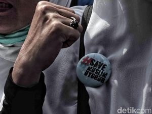 Massa Membaur Menolak Kekerasan pada Muslim Uighur