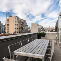 Dari teras seluas 79,2 meter per segi tersebut, terpampang pemandangan indah dari gedung-gedung pencakar langit West Broadway. Foto: Dok. People/Stribling & Associates