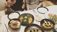 Ada steak dan hidangan khas Western lainnya, yang jadi menu makan malam mewah Renata dan Fachri. Foto: Instagram @renata711