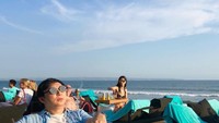 Waduh asyik banget nih momen santainya di Bali. Harry menikmati minuman dingin dan buah-buahan di pinggir pantai sambil mengenakan kacamata hitam.  Foto: instagram @harrytjahajapurnama