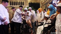 OSO juga menyerahkan kursi roda kepada penyandang disabilitas.