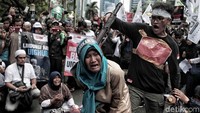 Massa aksi 2112 solidaritas untuk muslim Uighur menggelar teatrikal di depan Kedubes China, Jakarta, Jumat (21/12/2018).