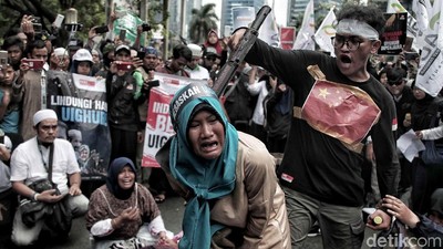 Potret Dramatis Aksi Teatrikal Massa 2112 di Depan Kedubes China