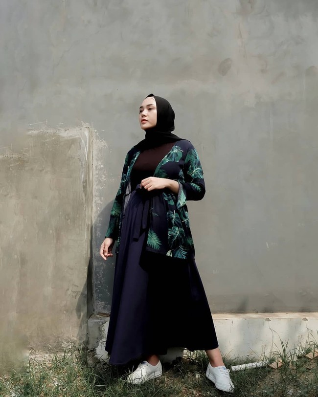 Tetap mengikuti tren masa kini, Ranie Karlina memilih dress turtle neck berpotongan drop sholder. Bahan yang digunakan juga stretch sehingga aman dikenakan bumil. Foto: Instagram/RanieKarlina