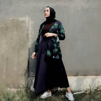 Tetap mengikuti tren masa kini, Ranie Karlina memilih dress turtle neck berpotongan drop sholder. Bahan yang digunakan juga stretch sehingga aman dikenakan bumil. Foto: Instagram/RanieKarlina