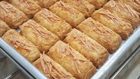  Kaastengel termasuk kukis klasik asal Belanda. Keju yang biasa digunakan adalah keju cheddar yang diparut lalu dicampur dalam adonan dan juga ditaburi sebagai topping. Foto : instagram @liliwantcook