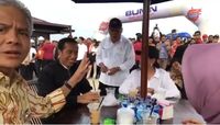 Resmikan 7 Ruas Tol Trans Jawa, Presiden Jokowi Jajan Pecel Madiun dan Es Kopi
