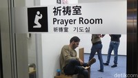 Tinggal pencet tombol supaya pintunya terbuka, lalu traveler yang mau salat tinggal melepas alas kaki pada tempatnya (Fitraya/detikTravel)