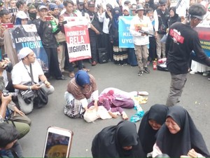 Massa Aksi 2112 Gelar Teaterikal Penindasan Uighur Depan Kedubes China