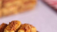Terbuat dari bahan baku terigu, keju dan mentega, kaastengel sukses membuat penggemar kue kering ketagihan. Kue berbentuk kecil memanjang ini siap jadi suguhan Natal di meja tamu. Foto : instagram @tam.tamkitchen
