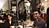 Miller Khan ini lahir di Malaysia, 3 Maret 1987. Lewat instagram, ia senang membagikan berbagai momen kulinerannya. Termasuk ketika makan malam bersama kekasihnya ini. Foto: instagram @millerkhan