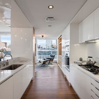 Area dapur juga dirancang minimalis dan hemat ruang, dengan perabotan berdesain sleek dan flat. Dapur berdampingan langsung dengan ruang kerja. Foto: Dok. People/Stribling & Associates