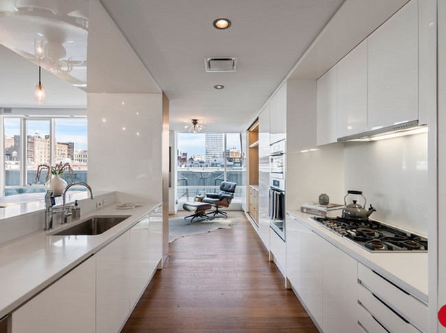 Area dapur juga dirancang minimalis dan hemat ruang, dengan perabotan berdesain sleek dan flat. Dapur berdampingan langsung dengan ruang kerja. Foto: Dok. People/Stribling & Associates