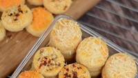 Nah kalau kaastengel yang ini unik karena kejunya dihadirkan dengan berbagai varian rasa. Ada yang dicampur juga dengan bubuk cabai. Wah jadi gurih manis pedas rasanya. Foto : instagram @kukki.kukko