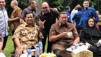 Dalam pertemuan itu Prabowo disuguhi nasi bakar cakalang.