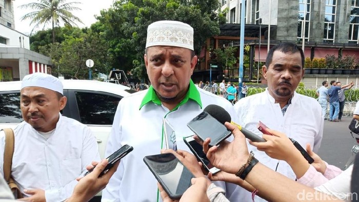 Neno Warisman dan Yusuf Martak di Aksi Bela Uighur.