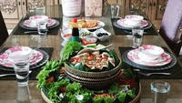 Pulang jumatan d siapin lunch penuh cinta, beneran ga pake resss. #bangga punya suami imam yg baik&soleh, tulis Mayangsari dalam akun Instagramnya. Foto: Instagram@mayangsaritrihatmodjoreal