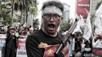 Peserta yang berperan sebagai aparat China terlihat seolah membawa senjata dan mengintimidasi muslim Uighur.