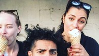 Kok Mena Massoud nggak ikutan makan es krim bareng kedua teman wanitanya ya. Hati-hati ya nanti ngiler. Foto: Instagram@menamassoud