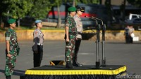 Wakapolda Metro Jaya Brigjen Wahyu Hadiningrat dan Kasdam Jaya Brigjen TNI Suharyanto memimpin apel gelar pasukan Operasi Lilin Jaya 2018. Dalam apel ini, Kasdam Jaya membacakan amanat dari Kapolri Jenderal Tito Karnavian.
