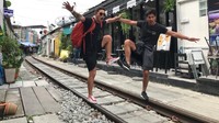 Tidak lupa mencoba pengalaman ekstrem yaitu melihat kereta melewati pasar di atas rel di Maeklong Railway Market (My Trip My Adventure)