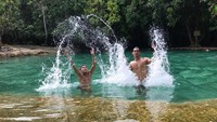 Richard Kyle dan Syamsir Alam pun mencoba Emerald Pool di Krabi yang airnya jernih banget (My Trip My Adventure)