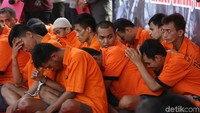 Sejumlah pelaku tampak tertunduk lesu.