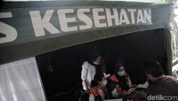 Satu per satu awak bus diperiksa kesehatannya.
