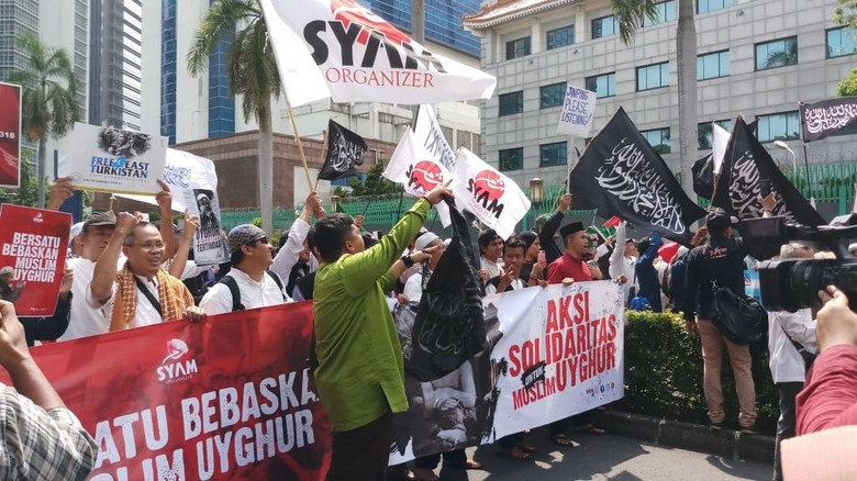 Massa Aksi 2112 untuk Muslim Uighur Demo Kedubes China, Bawa Ar Rayah-Al Liwa Massa Aksi 2112 untuk Muslim Uighur Demo Kedubes China, Bawa Ar Rayah-Al Liwa