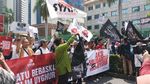 Massa Membaur Menolak Kekerasan pada Muslim Uighur