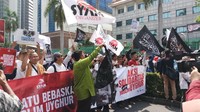 Tak hanya di depan Kedubes China di Jakarta, aksi juga digelar di Solo, Jawa Tengah dan Bandung, Jawa Barat. Mereka menuntut hal yang sama. Agar, penindasan kepada muslim uighur dihentikan. (Farih Maulana/detikcom)