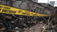 Kebakaran diduga berasal dari kompor gas yang meledak.