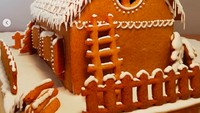 Gingerbread house disusun dari potongan kukis yang dibentuk menyerupai bagian rumah. Adonan kukis harus berukuran pas sehingga fondasi gingebread house tak rapuh atau terlalu tebal. Foto: Instagram scatti_gustosi