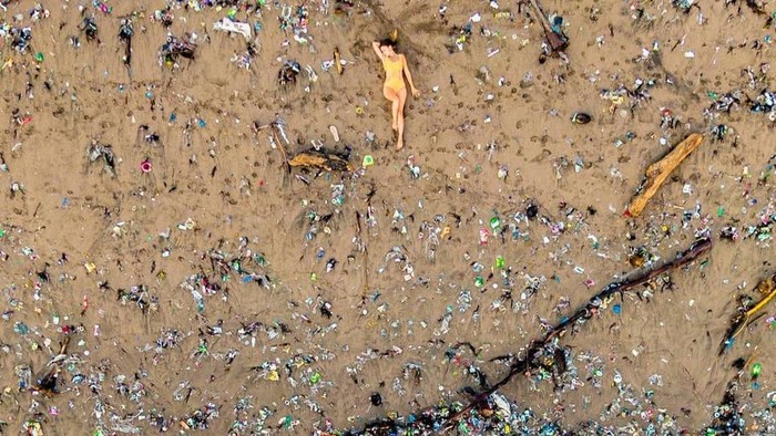 Penampakan pantai di Bali yang tercemar sampah. Foto: Twitter/TheLifeOfJord Penampakan pantai di Bali yang tercemar sampah. Foto: Twitter/TheLifeOfJord