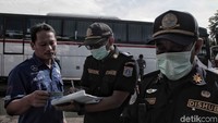Petugas memeriksa kelengkapan surat sopir bus.