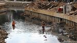 Pasca Diturap, Kali Grogol Dibersihkan dari Sampah