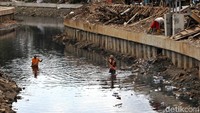 Selain dilakukan pemasangan turap, Kali Grogol juga akan dipasangi grass block atau blok rumput pada dinding turap untuk memperindah Kali Grogol.
